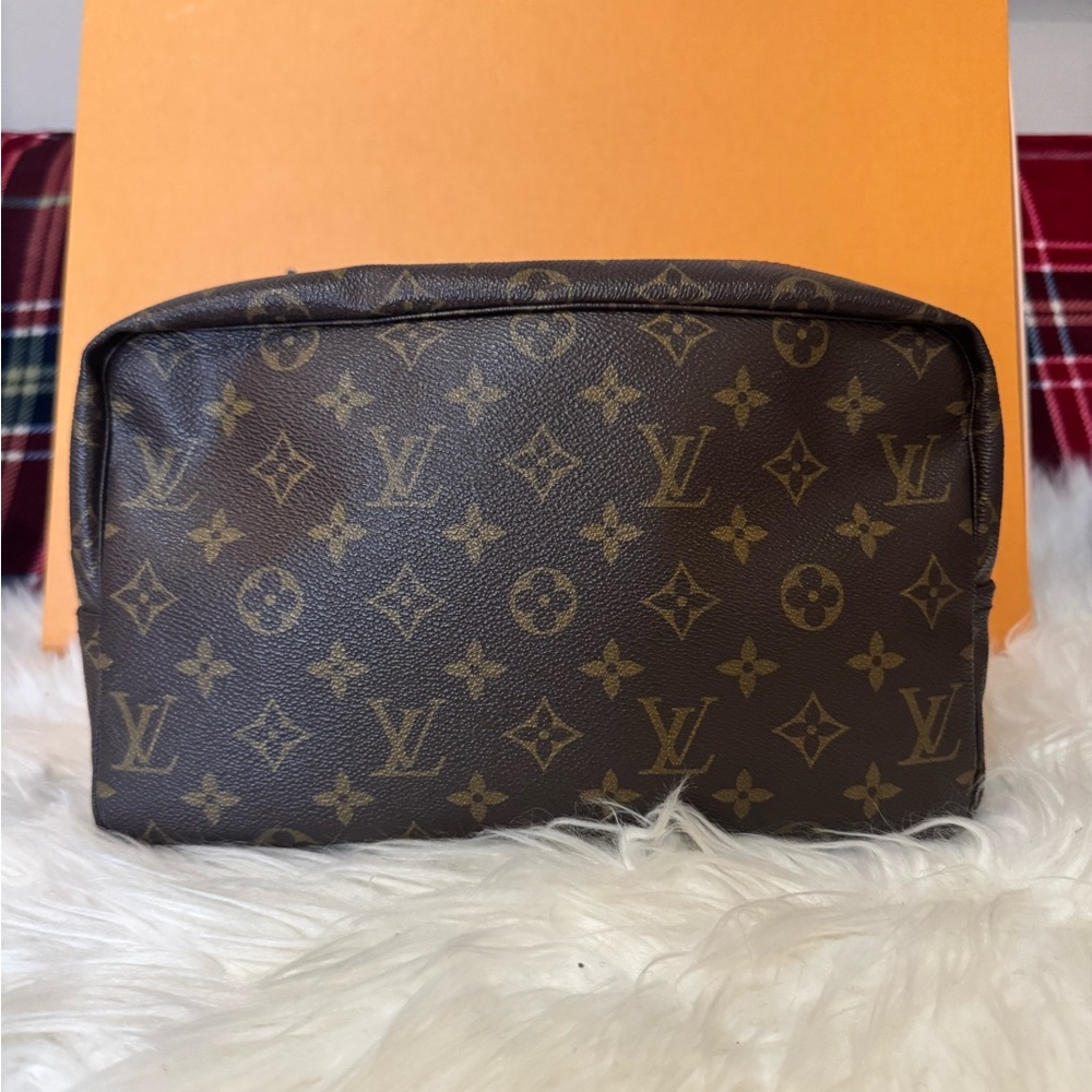 Authentic Louis Vuitton trousee 28 monogram canvas